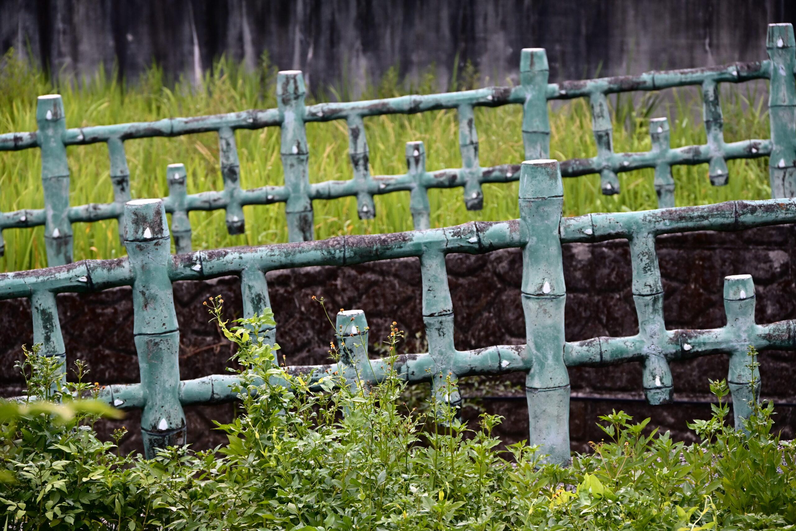 Green Bamboo Style Fence With Weathered Patina Sur
