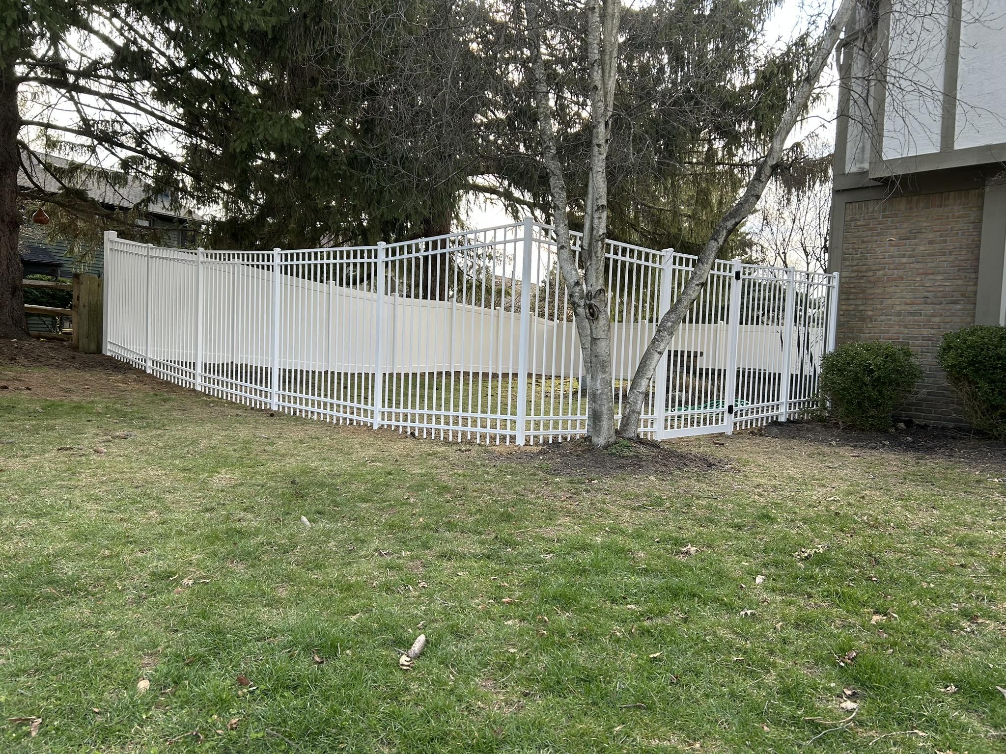 Comparing Fence Materials: Wood, Vinyl, Aluminum, and Chain Link for Your Needs